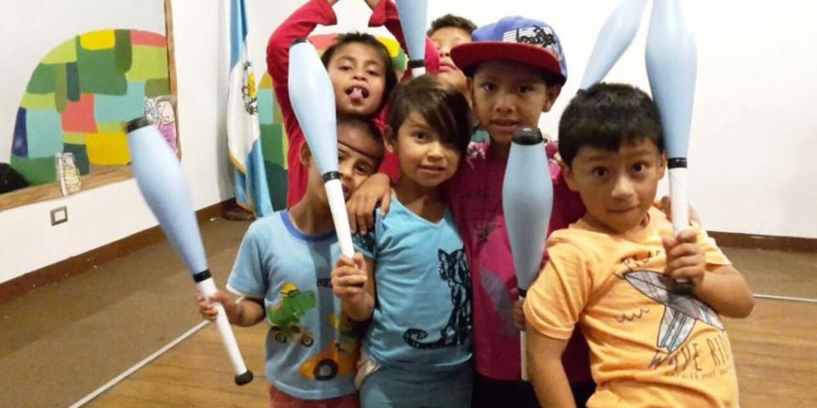 Niños y niñas de guatemala mostrando el apoyo de las asociaciones suizas