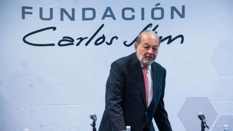 Carlos Slim dando conferencia