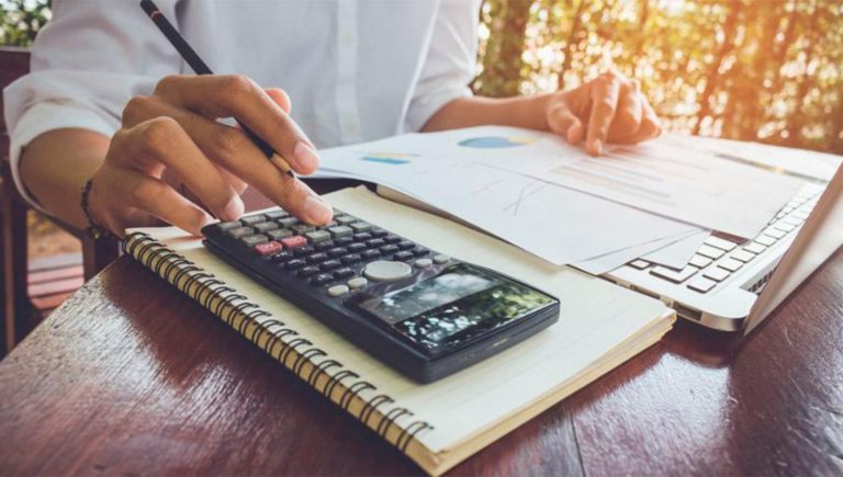 hombre conociendo las finanzas