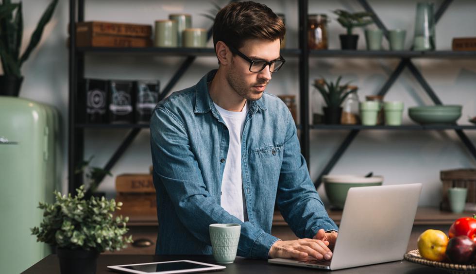 hombre con laptop