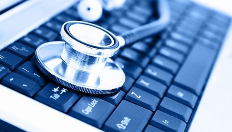 laptop con etetoscopio