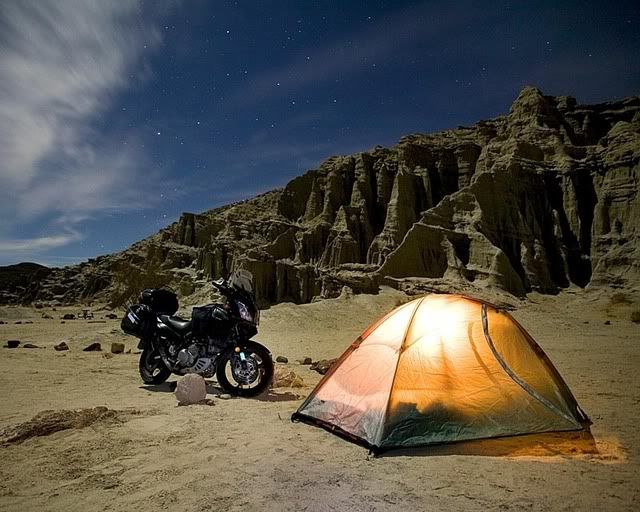 casa de campaña con moto