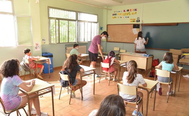 niños en aula de clases