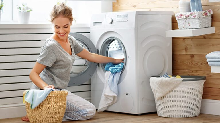 Mujer lavando con lavadora
