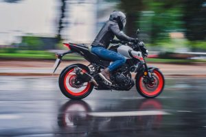 Suzuki motos bajo lluvia
