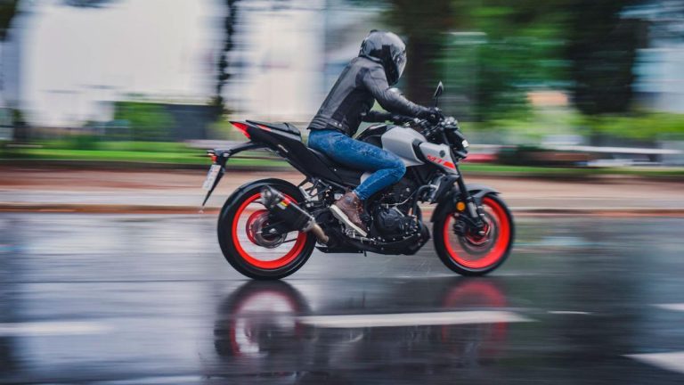 Suzuki motos bajo lluvia