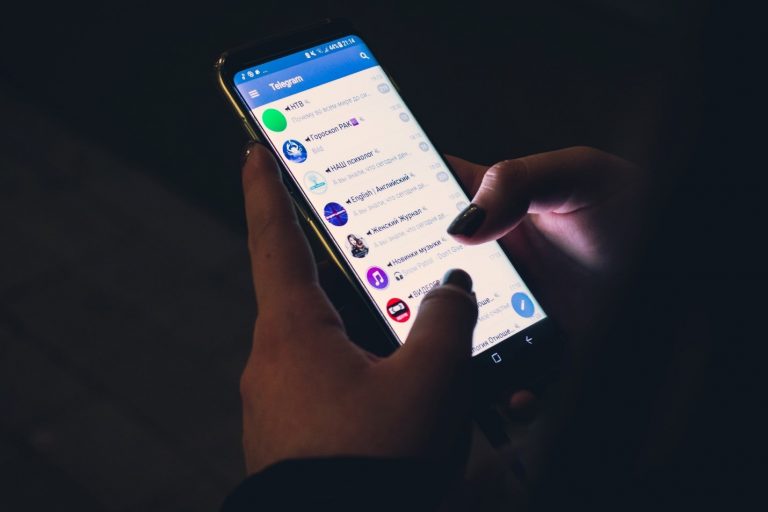 usando smartphone