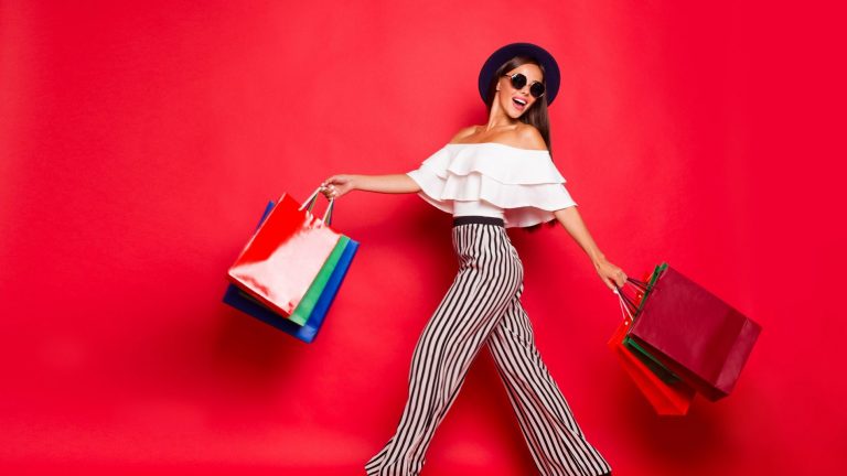 mujer con bolsas de compras