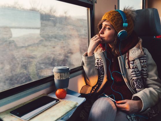 chica escuchando música