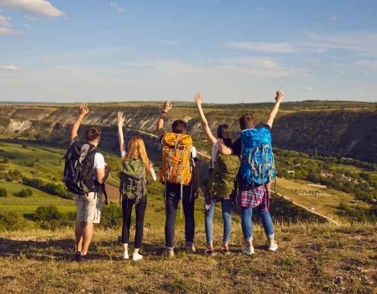 Se muestran 5 jóvenes que están de viaje