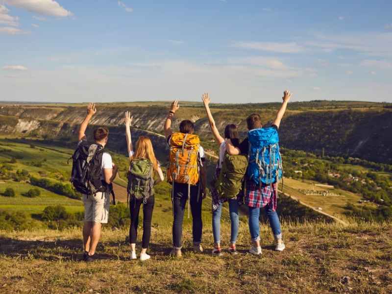 Se muestran 5 jóvenes que están de viaje