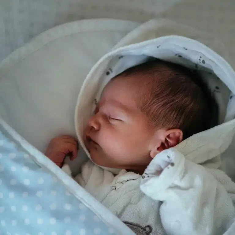 bebé dormido de lado