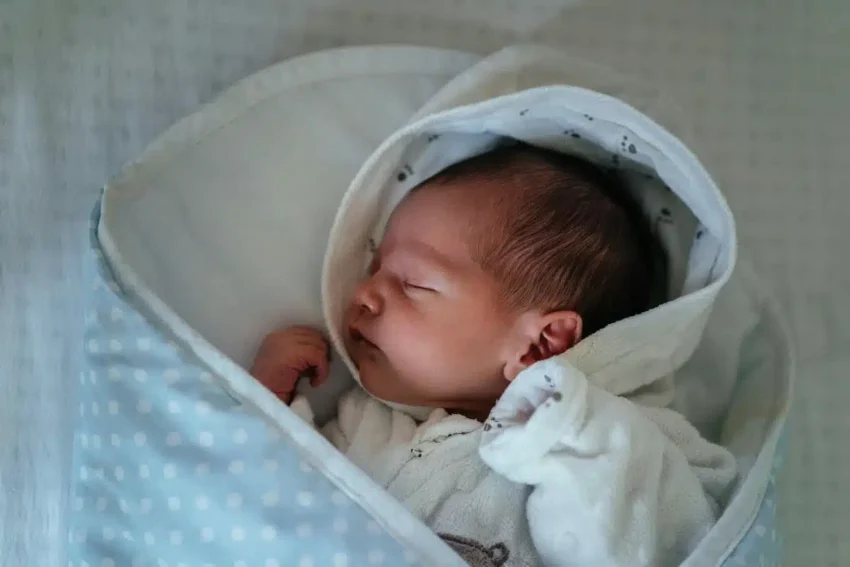 bebé dormido de lado
