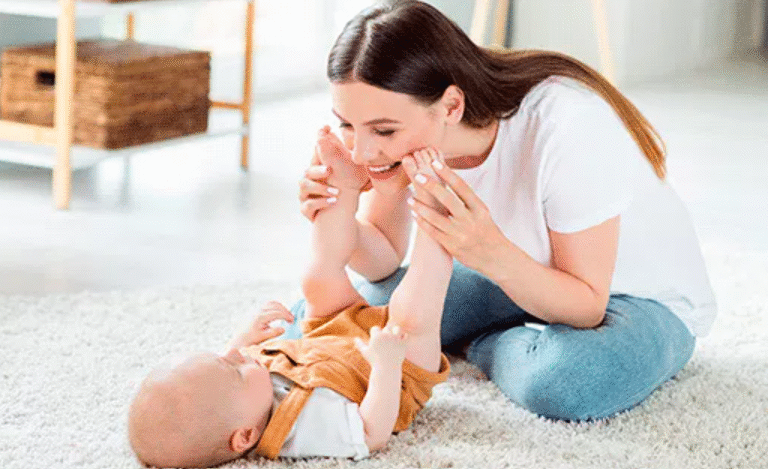 mamá jugando con bebé