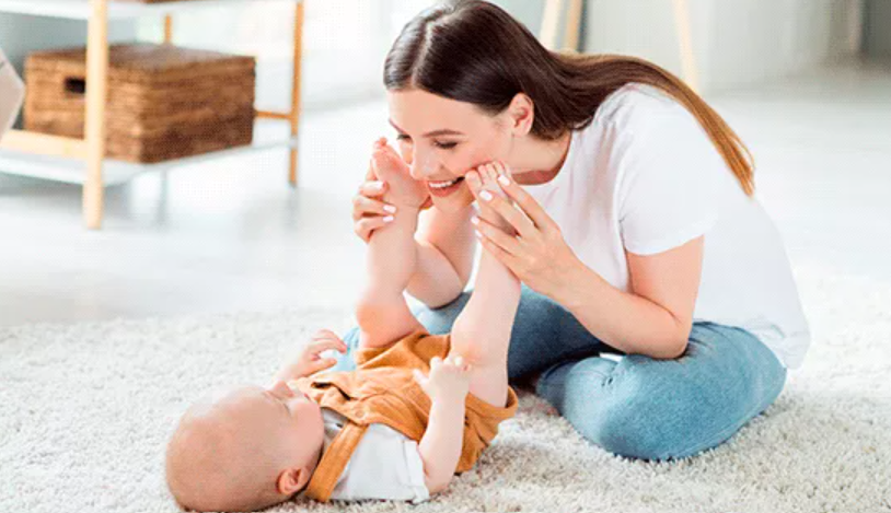 mamá jugando con bebé