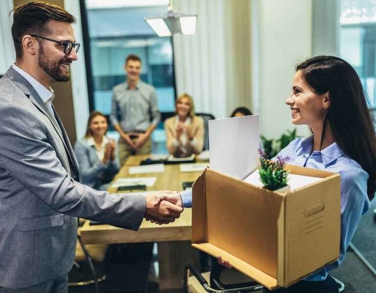 Persona iniciando su primer día de trabajo como parte de un proceso de aprendizaje práctico dentro de la empresa.