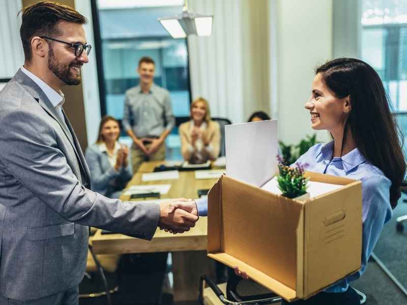 Persona iniciando su primer día de trabajo como parte de un proceso de aprendizaje práctico dentro de la empresa.