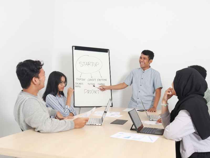 Equipo de trabajo participando en una sesión guiada de aprendizaje práctico con acompañamiento de un mentor.