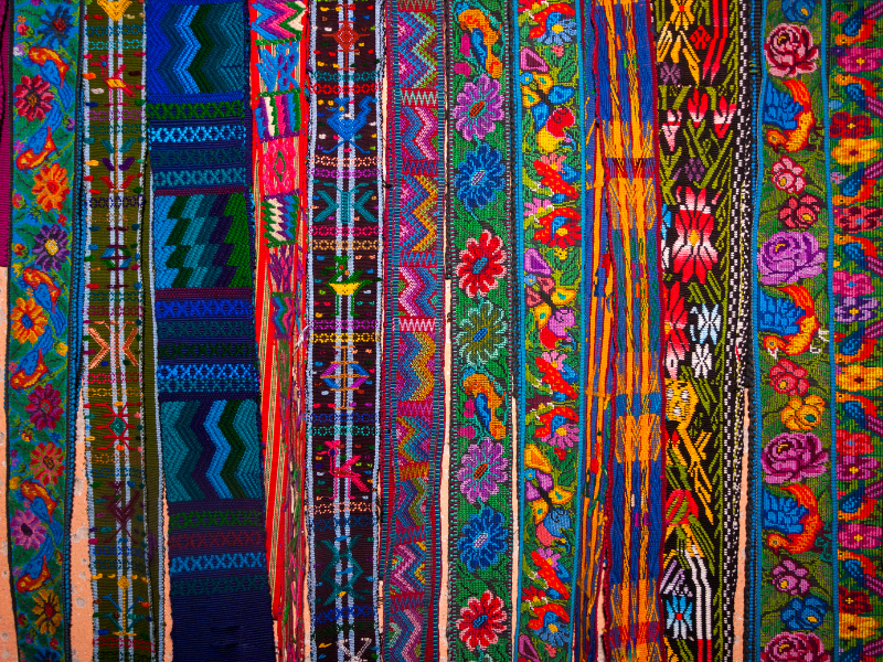 venta de textiles artesanales en feria 