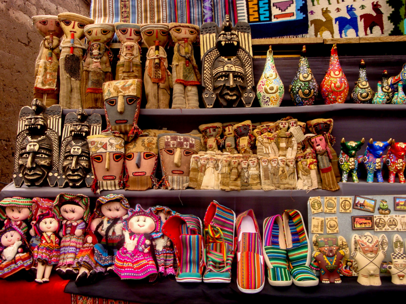 puesto de diferentes artesanías en una feria artesanal