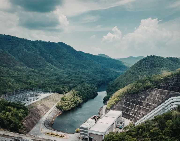 biodiversidad en hidroeléctricas con corredor biológico junto al río