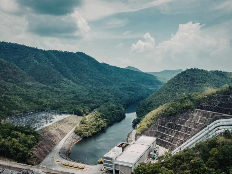 biodiversidad en hidroeléctricas con corredor biológico junto al río