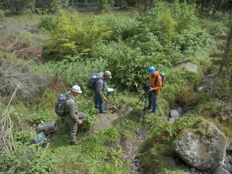 Monitoreo ambiental en infraestructura hidroeléctrica para evaluar impacto territorial