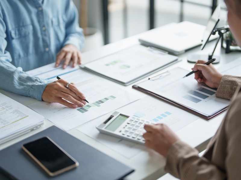 Equipo directivo analizando gestión de capital empresarial para definir inversiones futuras.