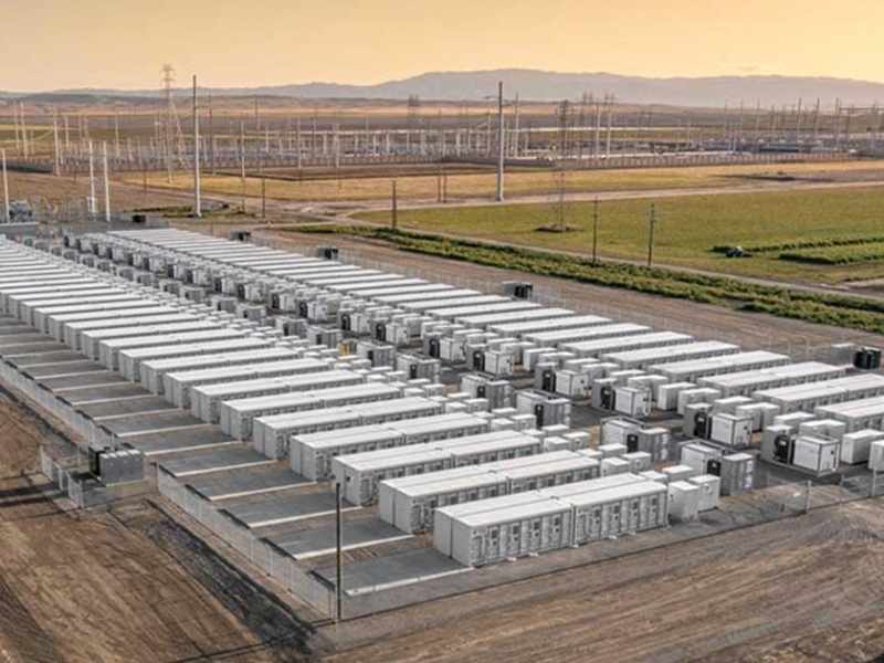 Almacenamiento eléctrico en Guatemala con baterías de gran escala y energía solar.