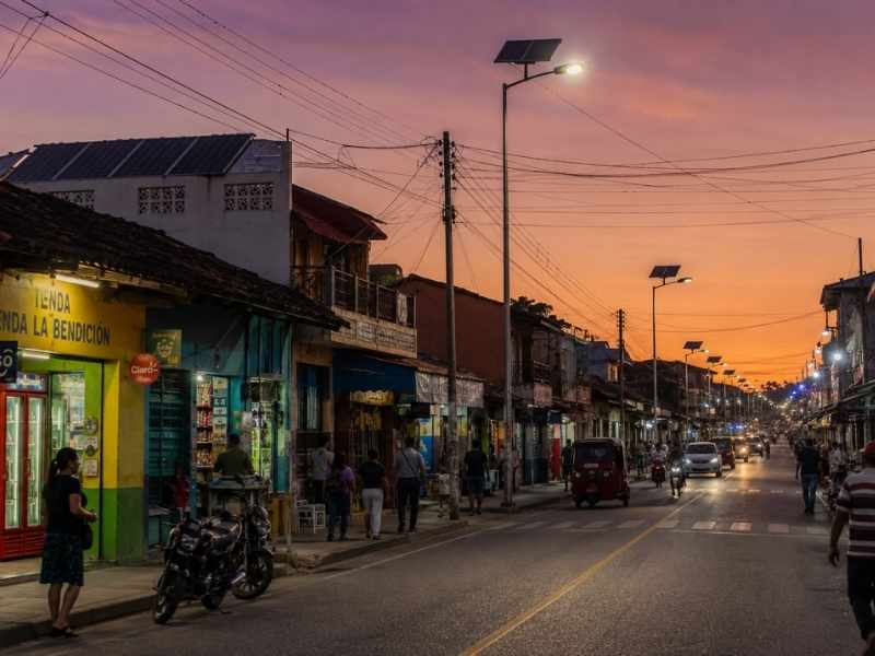 Energía renovable integrada a la vida diaria en una comunidad centroamericana.