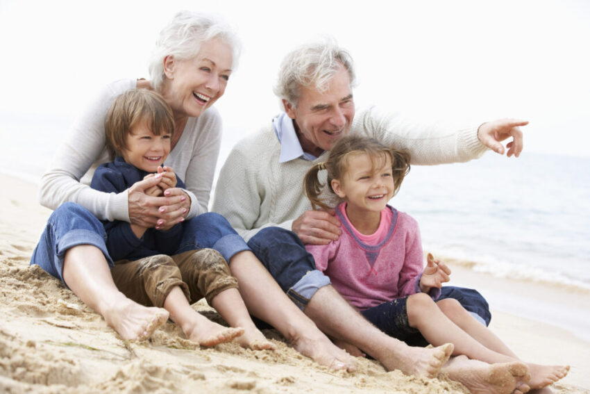 abuelos con nietos en la playa