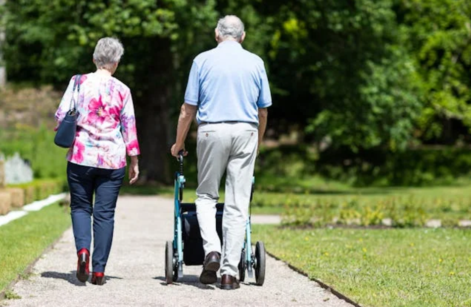 pareja de adultos mayores en el parque