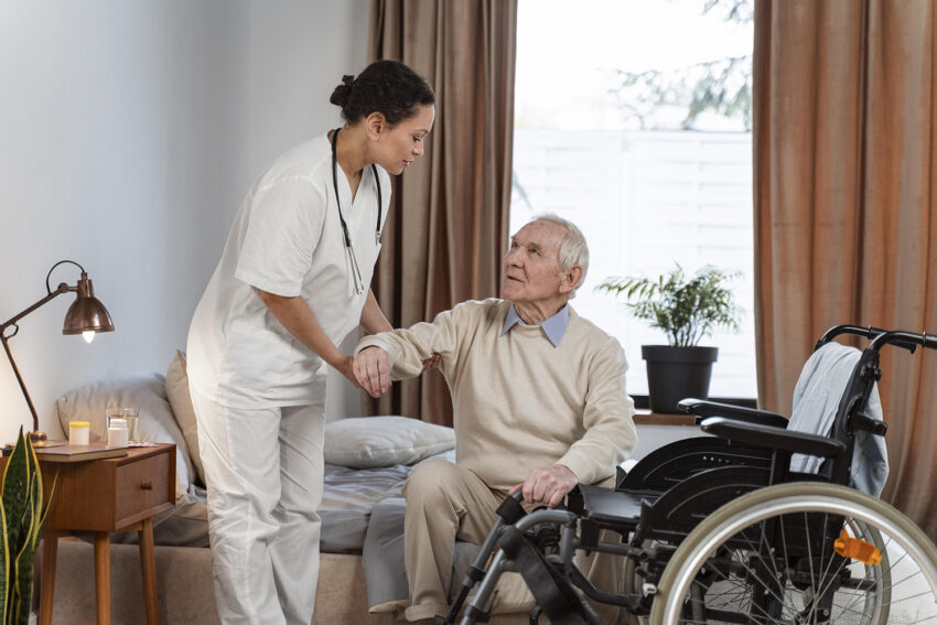 personal médico cuidando a hobre de la recera edad