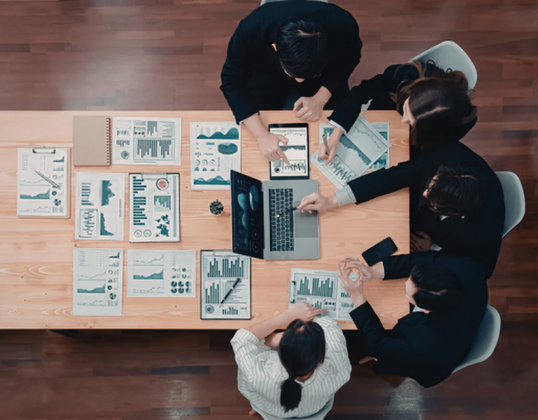 Personas de distintas áreas colaboran para coordinar un proyecto empresarial.
