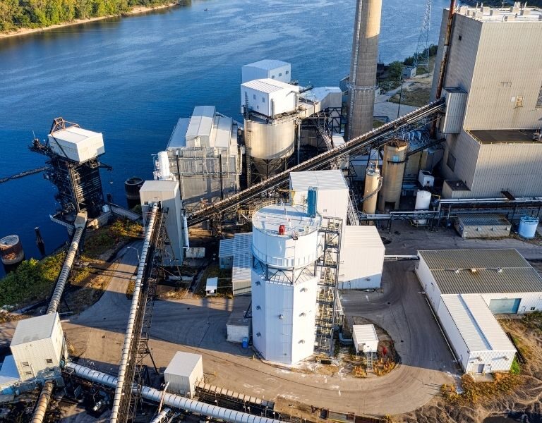 Planta industrial vinculada con el consumo de agua, la medición operativa y el seguimiento hídrico de proveedores.