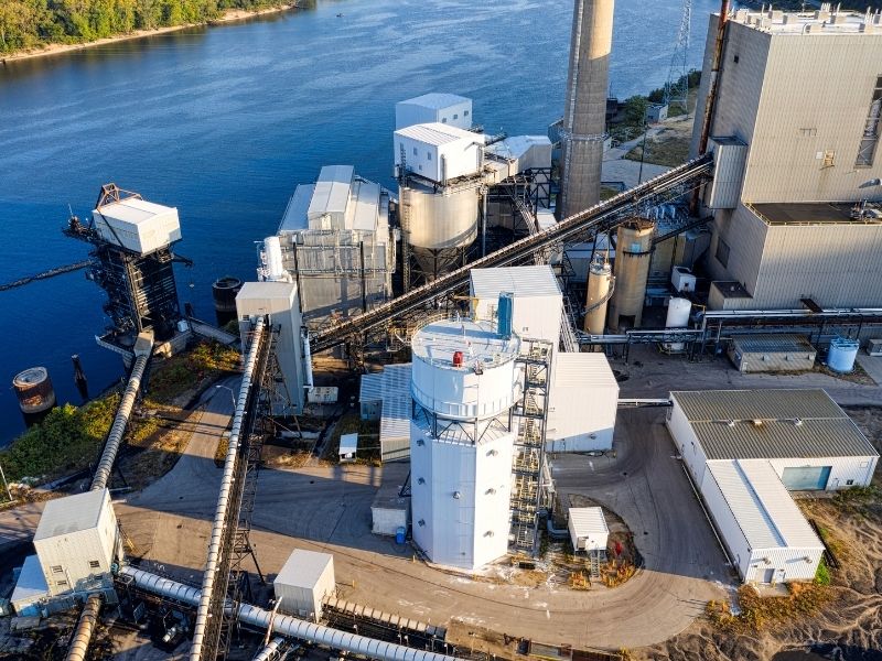 Planta industrial vinculada con el consumo de agua, la medición operativa y el seguimiento hídrico de proveedores.
