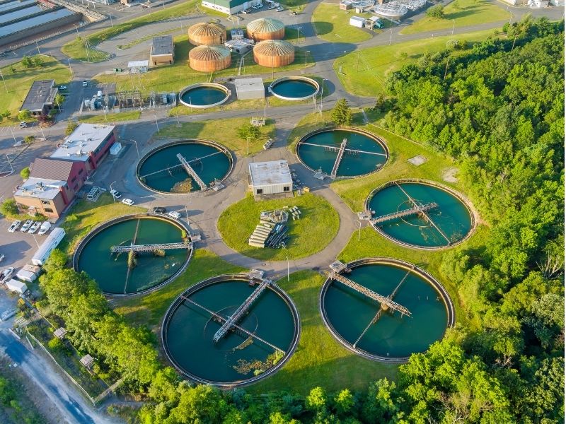 Instalaciones de tratamiento de agua utilizadas para representar la gestión hídrica y el control de descargas en proveedores.