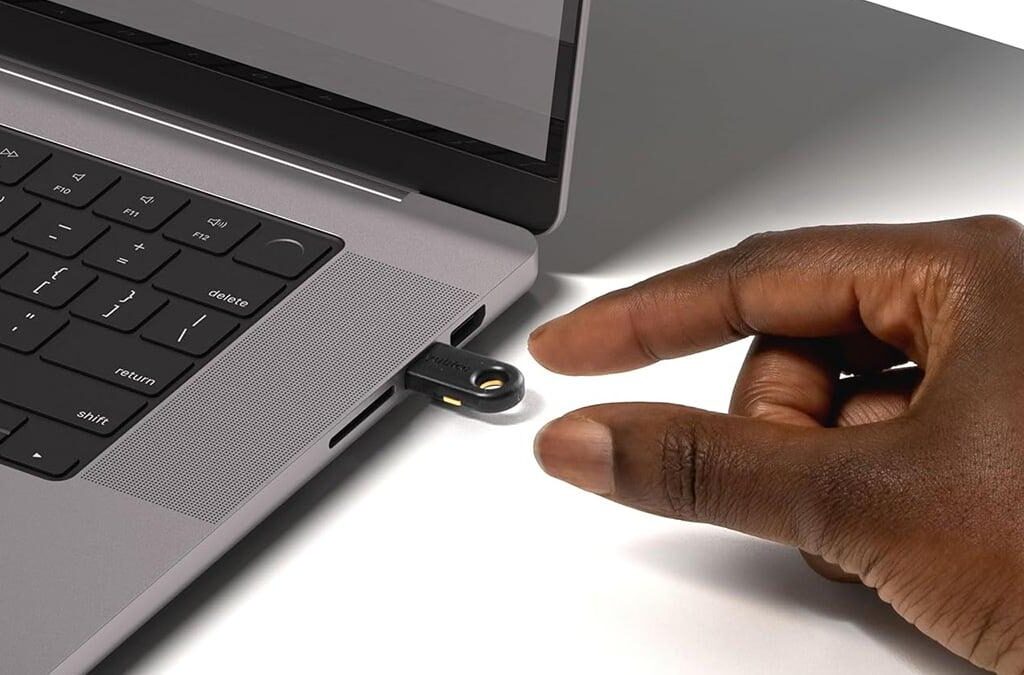 Llave física de autenticación multifactor utilizada para mejorar la ciberseguridad para pymes.