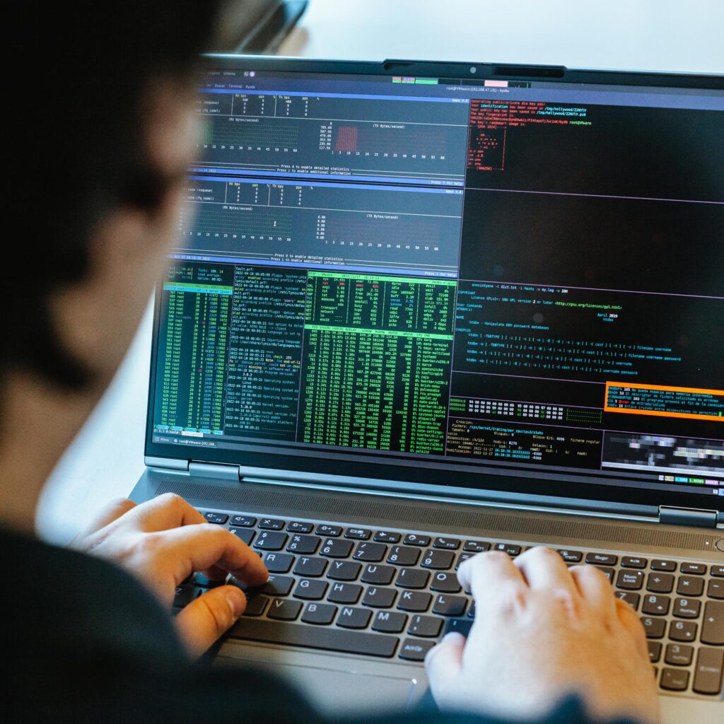 Monitoreo de sistemas y actividad digital como parte de una estrategia de ciberseguridad para pymes.